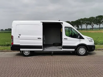 Transportör Transportbil Ford Transit i Antwerpen Belgien
